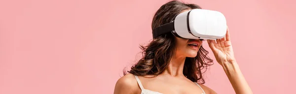 Orientação panorâmica da mulher em fone de ouvido de realidade virtual isolado em rosa — Fotografia de Stock