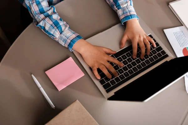 Vista cortada de menino estudar online com laptop em casa durante quarentena — Fotografia de Stock