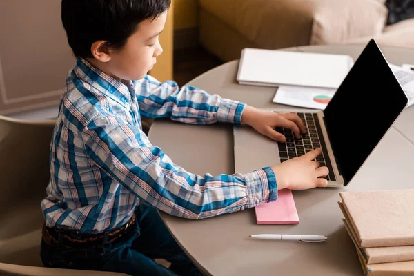 Asian child studying online with laptop at home during quarantine — Photo de stock