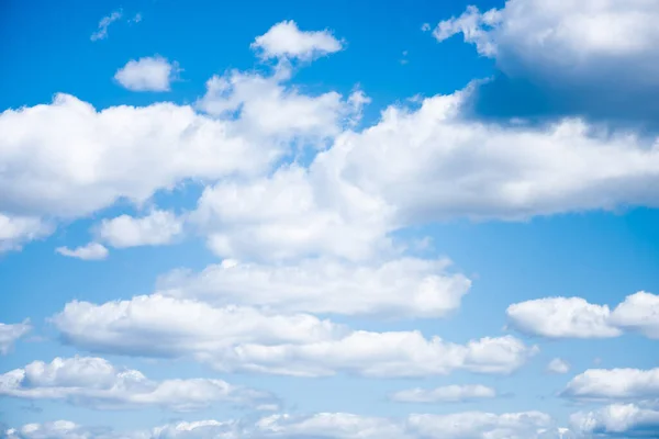 Beau ciel bleu et nuages pelucheux blancs — Photo de stock
