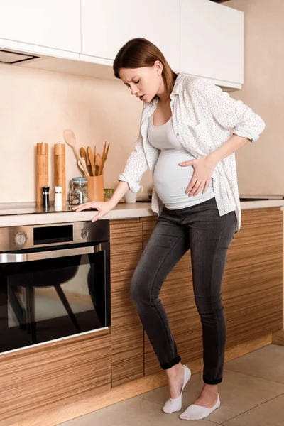 Donna incinta che ha crampi e soffre di dolore — Foto stock