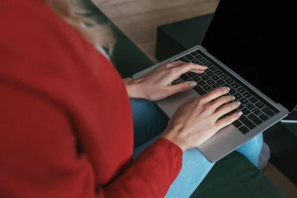 Vue recadrée de la femme en utilisant un ordinateur portable avec écran vierge à la maison — Photo de stock