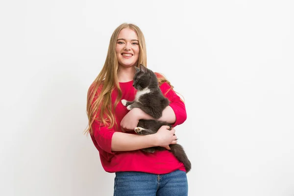 Donna felice tenuta in braccio gatto soffice isolato su bianco — Foto stock