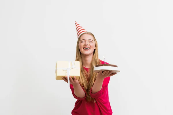 Chica feliz en la tapa del partido celebración de pastel de cumpleaños y presente aislado en blanco - foto de stock