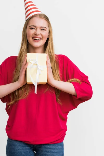 Feliz joven mujer en partido gorra celebración presente aislado en blanco - foto de stock