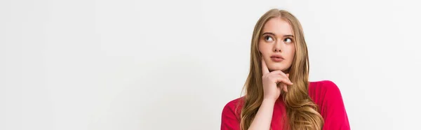 Panoramische Ernte der nachdenklichen jungen Frau, die Gesicht berührt und wegsieht, isoliert auf weiß — Stockfoto