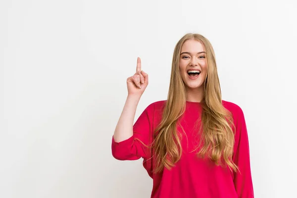 Excité fille pointant avec doigt tout en ayant idée isolé sur blanc — Photo de stock