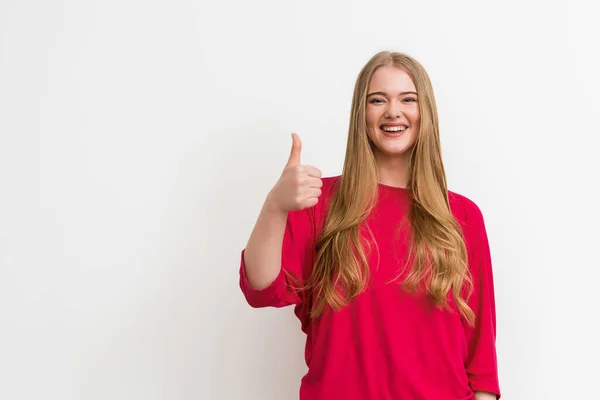 Fröhliche Frau zeigt Daumen nach oben vereinzelt auf weiß — Stockfoto