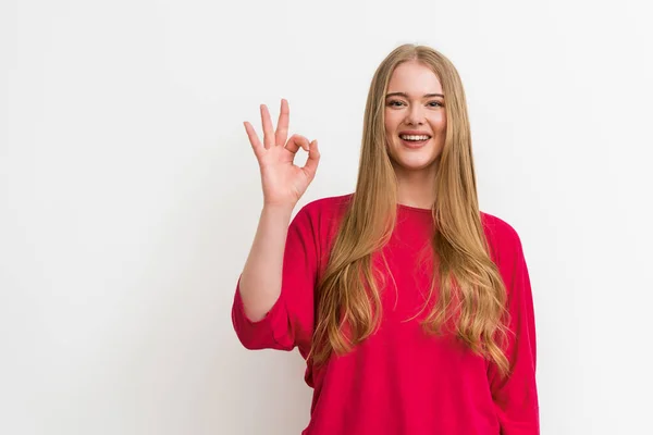 Femme gaie montrant ok signe isolé sur blanc — Photo de stock