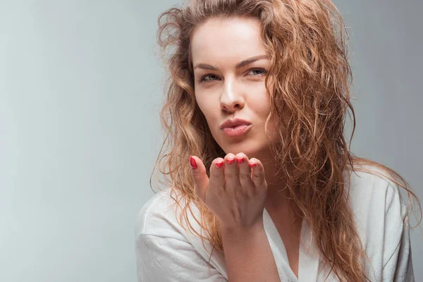 Mujer soplando aire beso — Foto de Stock