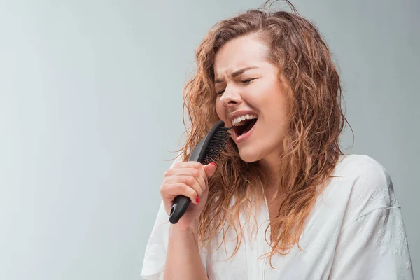 Mulher cantando com pente de cabelo — Fotografia de Stock