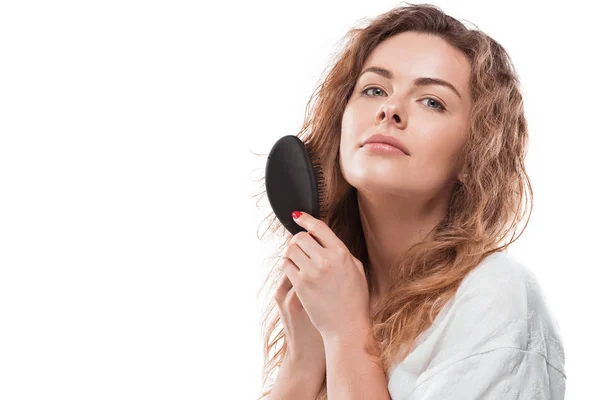 Woman combing hair — Stock Photo, Image