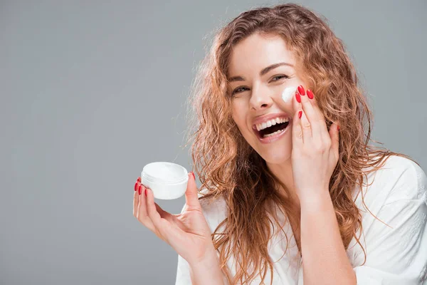 Mujer aplicando crema facial — Foto de Stock