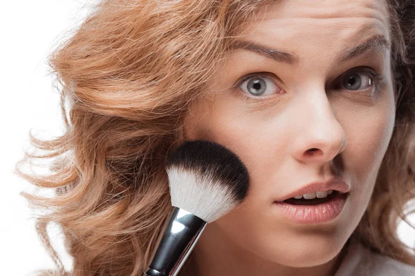 Donna che applica il trucco — Foto Stock