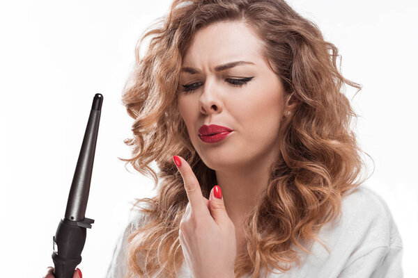 2 женщины делают прическу
