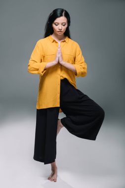 Yoga yapan kadın