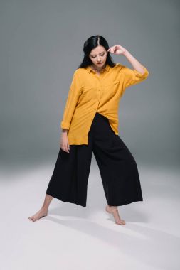 esmer kadın sarı bluz