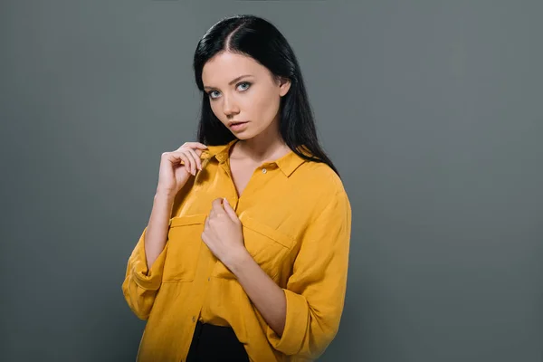 Femme brune en chemisier jaune — Photo