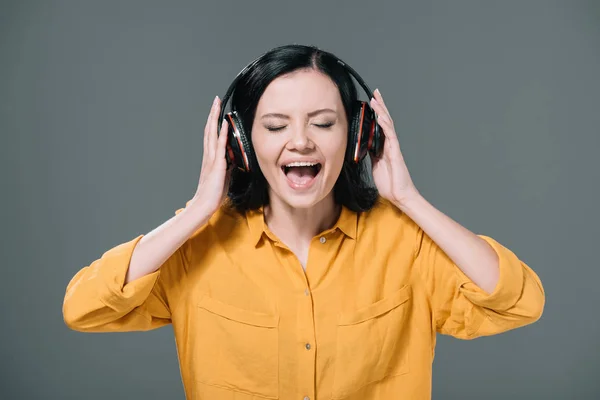 Nő fülhallgatóban zenét hallgat — Stock Fotó