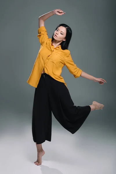 Элегантная женщина танцует — стоковое фото