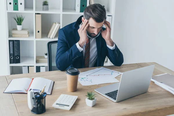 Stresszes Kimerült Üzletember Megérinti Fejét Miközben Csukott Szemmel Munkahelyen Közelében — Stock Fotó