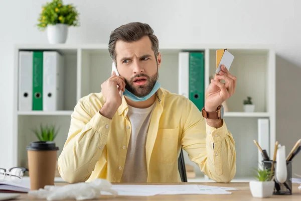 Szelektív Fókusz Aggódó Üzletember Beszél Okostelefonon Miközben Kezében Hitelkártyák — Stock Fotó