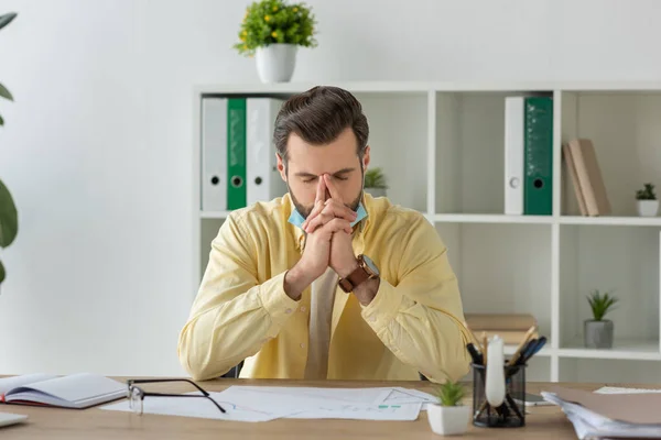 Deprimerad Affärsman Sitter Arbetsplatsen Nära Dokument Med Slutna Ögon — Stockfoto