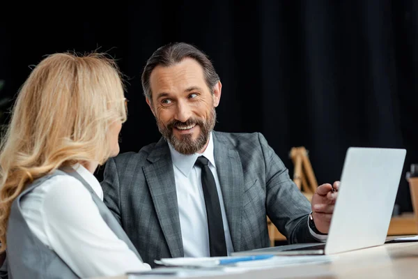 Selective Focus Smiling Businessman Looking Businesswoman Laptop Papers Table — Stock Photo, Image