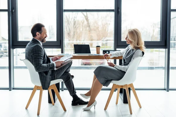 Seitenansicht Von Geschäftsleuten Die Büro Mit Papieren Der Nähe Von — Stockfoto