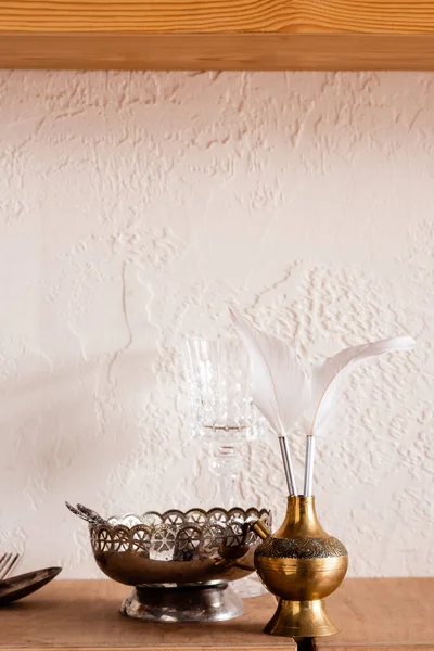 Stříbrná Mísa Blízkosti Bílého Peří Vinobraní Vázy — Stock fotografie