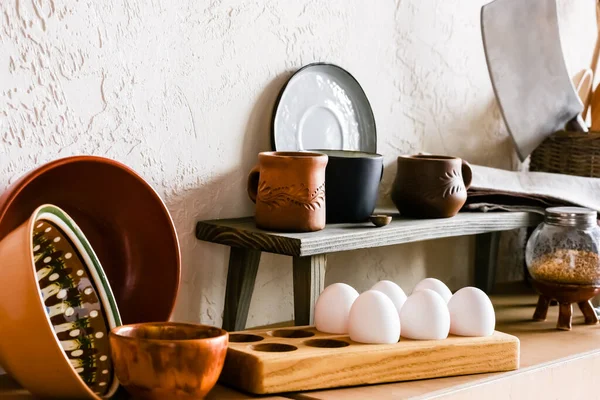 棉制餐巾和生蛋附近的黏土杯和碗 — 图库照片