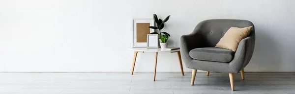 Panoramische Oriëntatie Van Comfortabele Fauteuil Buurt Van Salontafel Met Groene — Stockfoto