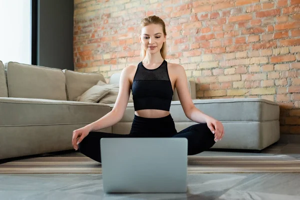 Deportista Feliz Viendo Ejercicio Línea Ordenador Portátil Sala Estar — Foto de Stock