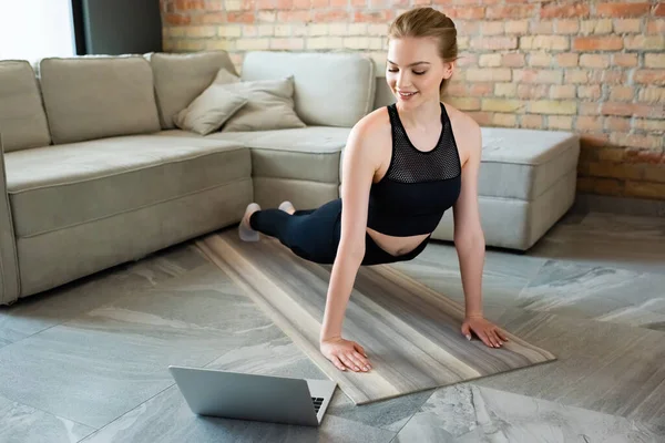 Gelukkig Sportvrouw Oefenen Yoga Mat Kijken Naar Online Oefening Laptop — Stockfoto