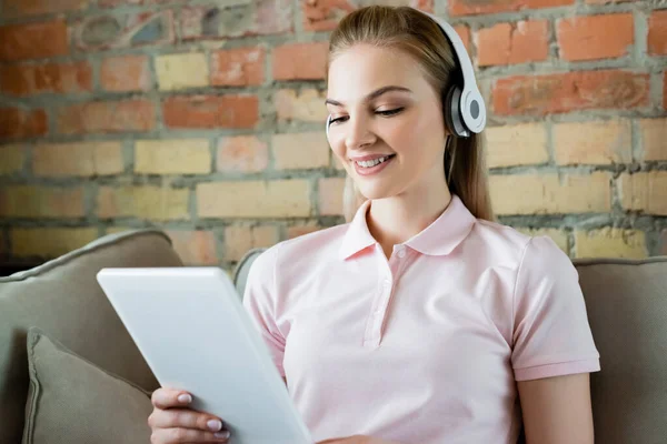 Smiling Woman Wireless Headphones Using Digital Tablet Living Room — Stock Photo, Image