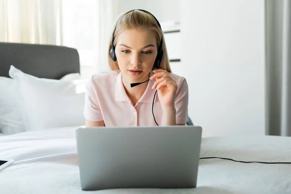 Attraktiv Operatör Och Frilansare Röra Headset Och Titta Laptop Sovrummet — Stockfoto