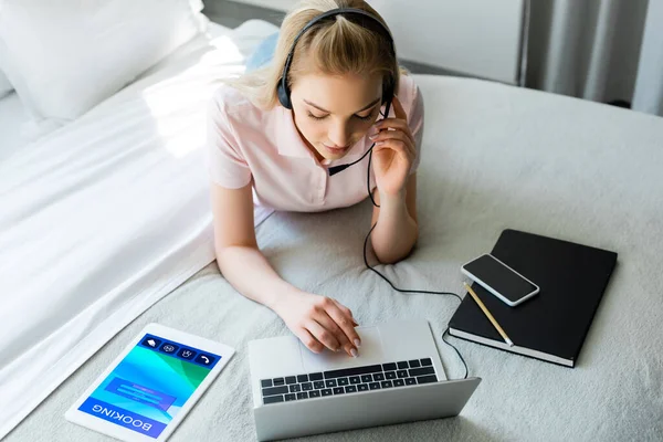Young Freelancer Headset Using Laptop Digital Tablet Booking App Smartphone — Stock Photo, Image