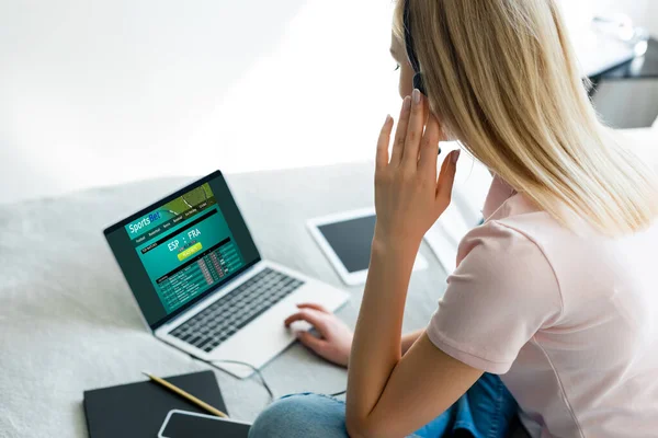 Foco Seletivo Freelancer Tocando Fone Ouvido Perto Laptop Com Aposta — Fotografia de Stock