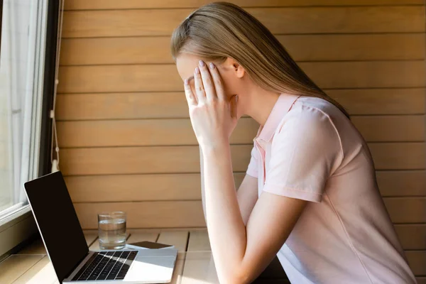 Mujer Joven Cubriendo Cara Cerca Gadgets Con Pantalla Blanco Vaso —  Fotos de Stock