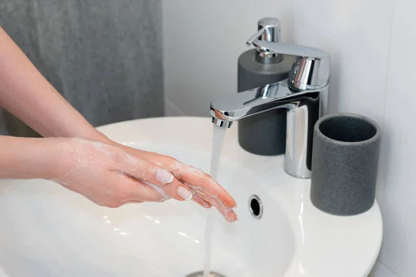 Vedere Decupată Femeii Spălarea Mâinilor Săpun Baie — Fotografie, imagine de stoc
