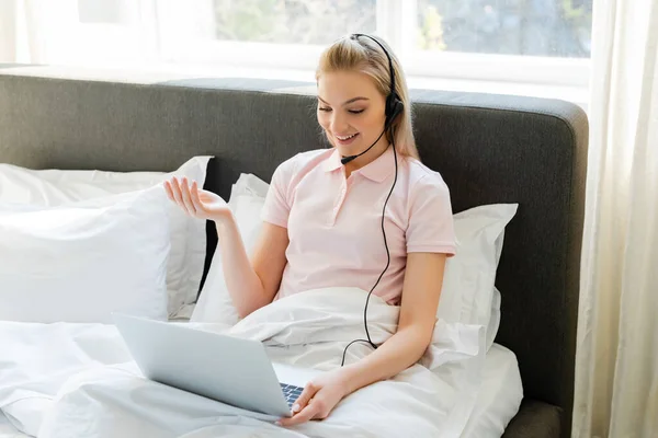 Cheerful Freelancer Headset Gesturing Laptop Bedroom — Stock Photo, Image