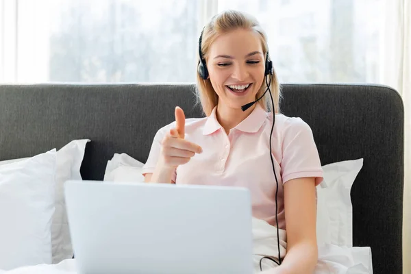 Selektiver Fokus Fröhlicher Freiberufler Headset Die Mit Dem Finger Auf — Stockfoto