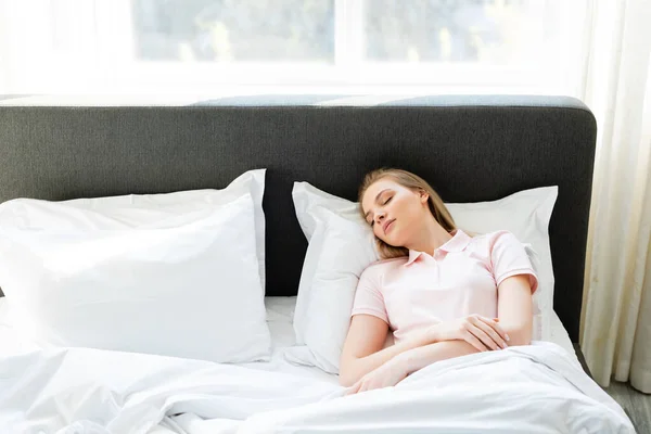 Mulher Atraente Dormindo Quarto Moderno — Fotografia de Stock