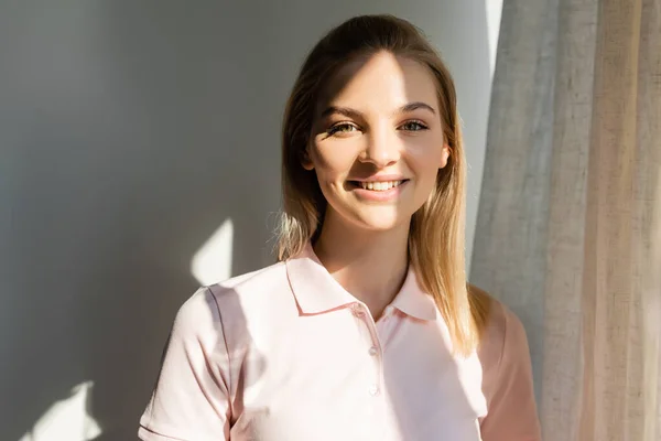 Sunshine Happy Young Woman Looking Camera — Stock Photo, Image