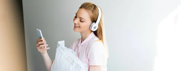 Panoramic Shot Smiling Woman Wireless Headphones Using Smartphone Home — Stock Photo, Image