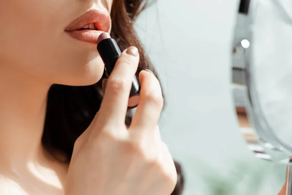 Vue Recadrée Femme Aide Rouge Lèvres Tenant Miroir Maison — Photo