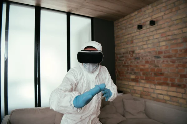 Tehlikeli Madde Giysili Adam Tıbbi Maske Lateks Eldivenler Oturma Odasında — Stok fotoğraf