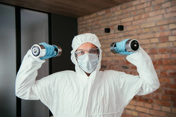 Homem Esportivo Terno Hazmat Máscara Médica Óculos Exercendo Com Halteres — Fotografia de Stock