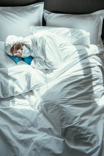 침대위에서 의료용 마스크와 안경을 사람의 위에서 — 스톡 사진