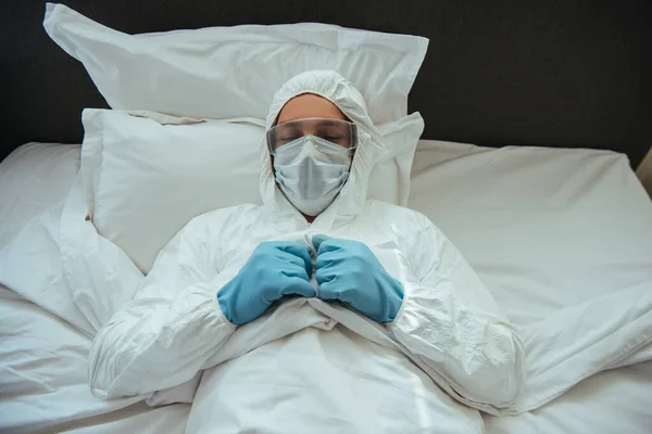 Hombre Traje Hazmat Máscara Médica Gafas Dormir Dormitorio — Foto de Stock